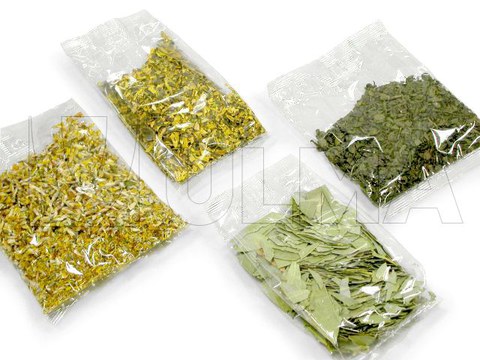 Gedroogde bloemen en kruiden verpakt in verticale machine (VFFS) in zakjes.