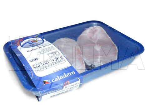 Verse vis in schuimschaal met MAP-verpakking in tray sealing.