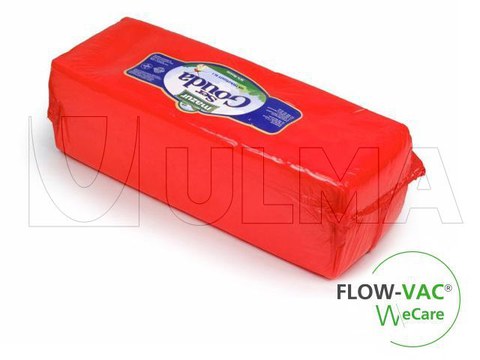 Blok kaas verpakt in flow vac wrapper.